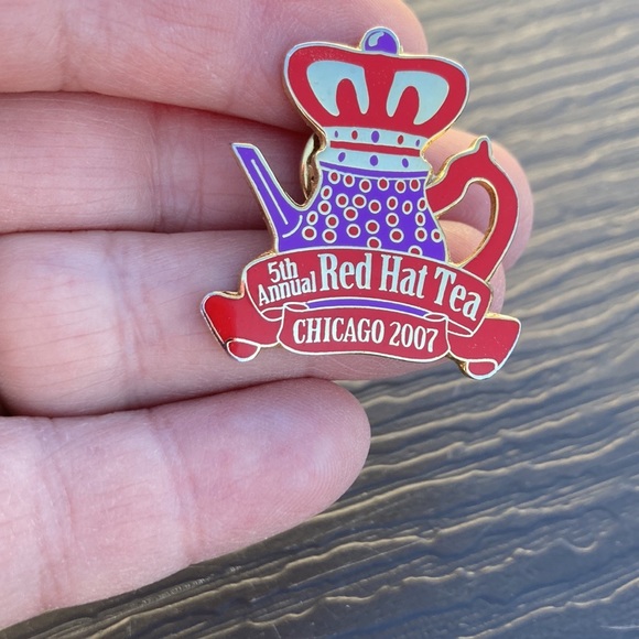 📌2 Red Hat Pins Red Hat Tea 2007 2009 collectible - Picture 4 of 6